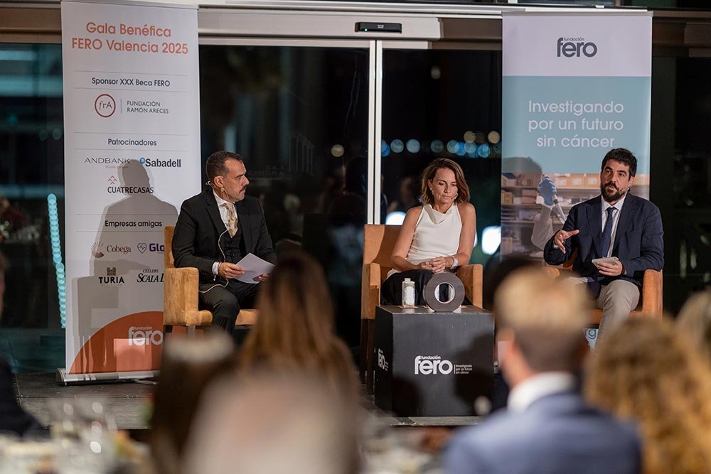 Mesa redonda de la II Gala Ben&eacute;fica FERO Valencia con dos ponentes y el moderador.